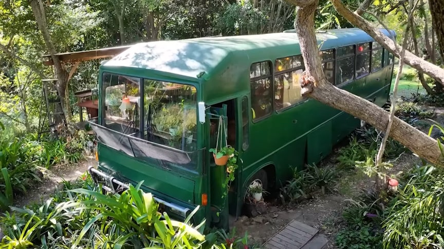 Mladý umělec promění starý autobus v kouzelný malý domov